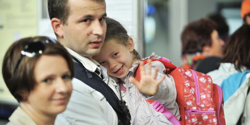 Zagreb, 250912.
Zracna luka Zagreb.
Jutros je iz zagrebacke zracne luke s roditeljima otputovala djevojcica Stephanie Milda (5), koja boluje od teske malformacije mozga.
Za operaciju u Chicagu humanitarnim akcijama i dobrovoljnim prilozima prikupljeno je Zagreb, 250912.
Zracna luka Zagreb.
Jutros je iz zagrebacke zracne luke s roditeljima otputovala djevojcica Stephanie Milda (5), koja boluje od teske malformacije mozga.
Za operaciju u Chicagu humanitarnim akcijama i dobrovoljnim prilozima prikupljeno je