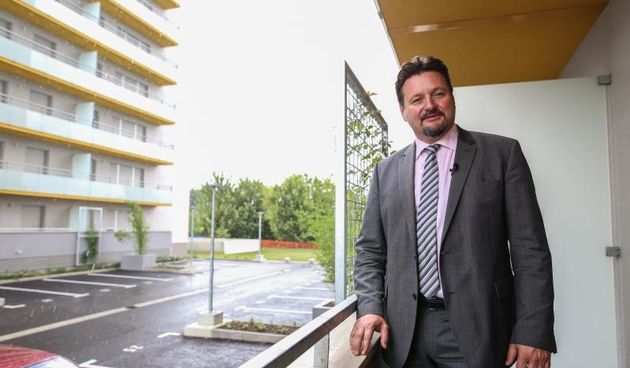 Ministar graditeljstva i prostornoga uredjenja Lovro Kuscevic, uz nazocnost direktora Agencije za pravni promet i posredovanje nekretninama Gorana Bradica i Dragutina Kamenskog iz Kamgrada svecano je obiljezio zavrsetak radova na izgradnji stambeno poslo