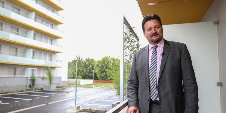 Ministar graditeljstva i prostornoga uredjenja Lovro Kuscevic, uz nazocnost direktora Agencije za pravni promet i posredovanje nekretninama Gorana Bradica i Dragutina Kamenskog iz Kamgrada svecano je obiljezio zavrsetak radova na izgradnji stambeno poslo