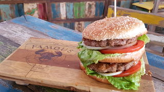 Vrhunska ponuda pizza i hamburgera u Famous Beach Bar & Grillu. Predstavljamo pizze Bianca i Rukola & Mozarella te Famous i Western hamburgeri