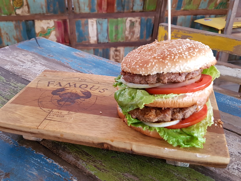 Vrhunska ponuda pizza i hamburgera u Famous Beach Bar & Grillu. Predstavljamo pizze Bianca i Rukola & Mozarella te Famous i Western hamburgeri