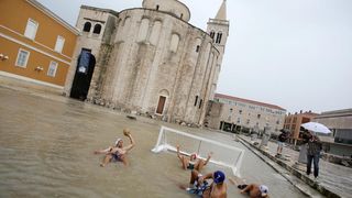 Vaterpolo utakmica na Forumu ispred crkve Sv. Donata, Foto: Filip Brala/PIXSELL
