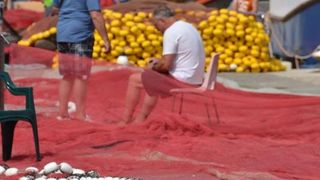 Krpanje ribarske mriže posao koji se sve manje viđa uz obalu Jadrana. Photo: Ivo Čagalj/PIXSELL Krpanje ribarske mriže posao koji se sve manje viđa uz obalu Jadrana. Photo: Ivo Čagalj/PIXSELL