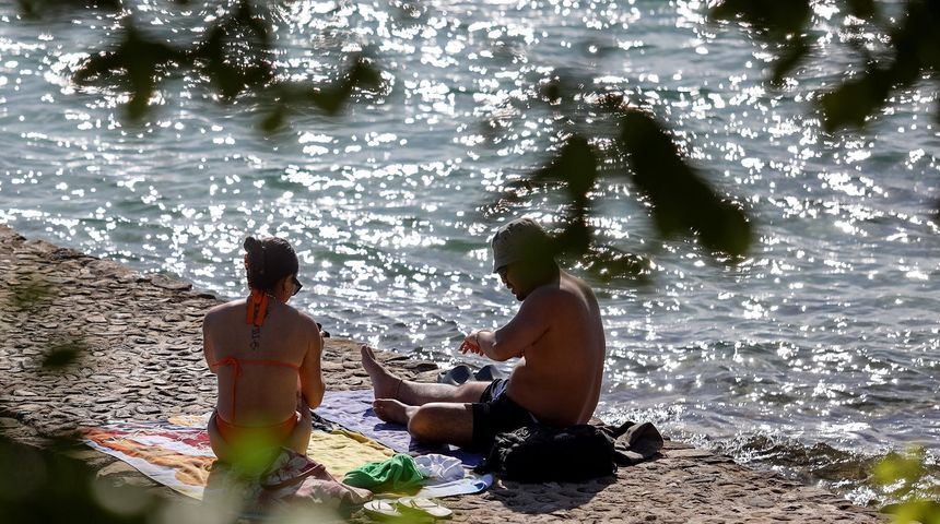 Sunčanje i kupanje na plaži Kolovare Sunčanje i kupanje na plaži Kolovare