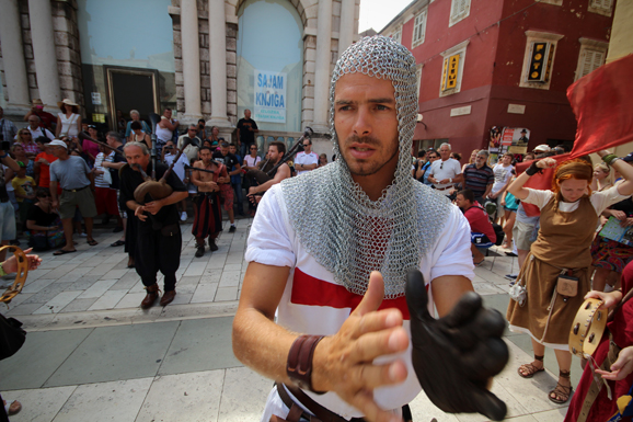 Vitezovi vranski na Narodnom trgu (foto:Saša Čuka) Vitezovi vranski na Narodnom trgu (foto:Saša Čuka)