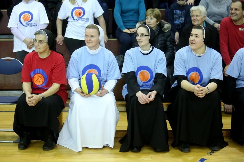 Zagreb: Sportske igre redovnica u OŠ Mato Lovrak. Photo: Goran Jakus/PIXSELL