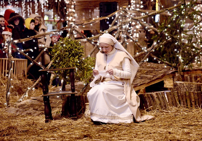 Zagreb, 221212.
Kaptol.
Zajednica Cenacolo vec 13 godina ispred Katedrale na Kaptolu u bozicno vrijeme priredjuje Zive jaslice.
Na fotografiji: detalj sa priredbe.
Foto: Admir Buljubasic / CROPIX Zagreb, 221212.
Kaptol.
Zajednica Cenacolo vec 13 godina ispred Katedrale na Kaptolu u bozicno vrijeme priredjuje Zive jaslice.
Na fotografiji: detalj sa priredbe.
Foto: Admir Buljubasic / CROPIX