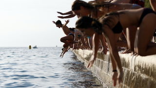 Zadar, 300711.
Nakon odgode zbog losih vremenskih uvjeta prosle subote, danas se na zadarskoj rivi odrzao peti milenijski skok, jedan od  prepoznatljivih zadarskih brendova posljednjih godina.
Foto: Jure Miskovic / CROPIX