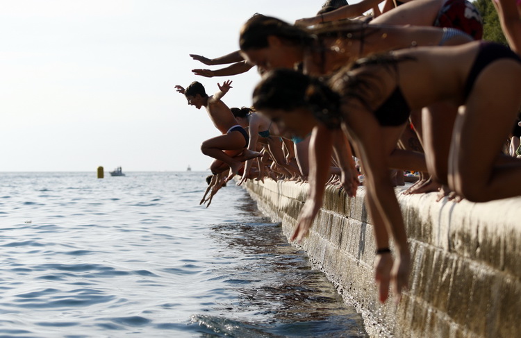 Zadar, 300711.
Nakon odgode zbog losih vremenskih uvjeta prosle subote, danas se na zadarskoj rivi odrzao peti milenijski skok, jedan od  prepoznatljivih zadarskih brendova posljednjih godina.
Foto: Jure Miskovic / CROPIX