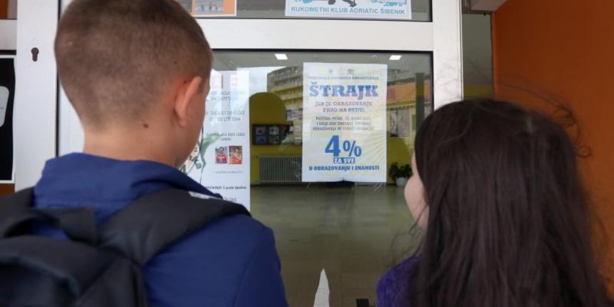 Sibenik – Nastavlja se strajk u osnovnim i srednjim skolama. Photo: Dusko Jaramaz/PIXSELL Sibenik – Nastavlja se strajk u osnovnim i srednjim skolama. Photo: Dusko Jaramaz/PIXSELL