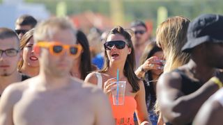 Otok Pag – Hideout festival privukao je mnogobrojnu publiku na popularnu plazu Zrce gdje se na after beach partiju u klubu Papaya plesalo cijelo poslijepodne. Photo: Filip Brala/PIXSELL