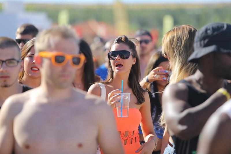 Otok Pag – Hideout festival privukao je mnogobrojnu publiku na popularnu plazu Zrce gdje se na after beach partiju u klubu Papaya plesalo cijelo poslijepodne. Photo: Filip Brala/PIXSELL