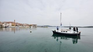 U betinskom brodogradilištu Ante Fržopa svečano je porinut novoizgrađeni tradicionalni murterski brod – leut pod imenom Orlić. Foto: Hrvoje JelavićIPIXSELL