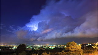 Jutros oko 4 sata nad Zadrom se sručila snažna ljetna grmljavinska nevera praćena snažnom kišom a mjestimično i tučom koja je portajala nekih pola sata Jutros oko 4 sata nad Zadrom se sručila snažna ljetna grmljavinska nevera praćena snažnom kišom a mjestimično i tučom koja je portajala nekih pola sata