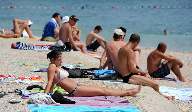 Zadar, 300612.Trenutna temperatura zraka u Zadru iznosi 32, a mora cak 26 stupnjeva celzijusa. Zadrani i njihovi gosti spas su potrazili u moru i hladovini.Na fotografiji: plaza Kolovare.Foto: Luka Gerlanc / CROPIX