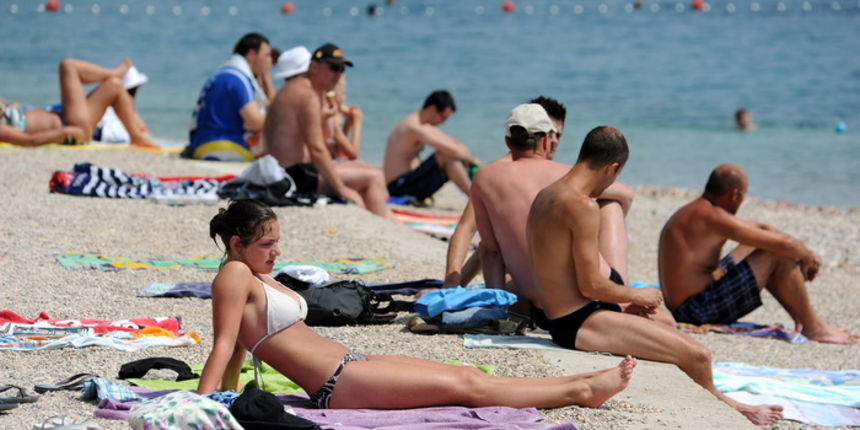 Zadar, 300612.Trenutna temperatura zraka u Zadru iznosi 32, a mora cak 26 stupnjeva celzijusa. Zadrani i njihovi gosti spas su potrazili u moru i hladovini.Na fotografiji: plaza Kolovare.Foto: Luka Gerlanc / CROPIX Zadar, 300612.Trenutna temperatura zraka u Zadru iznosi 32, a mora cak 26 stupnjeva celzijusa. Zadrani i njihovi gosti spas su potrazili u moru i hladovini.Na fotografiji: plaza Kolovare.Foto: Luka Gerlanc / CROPIX