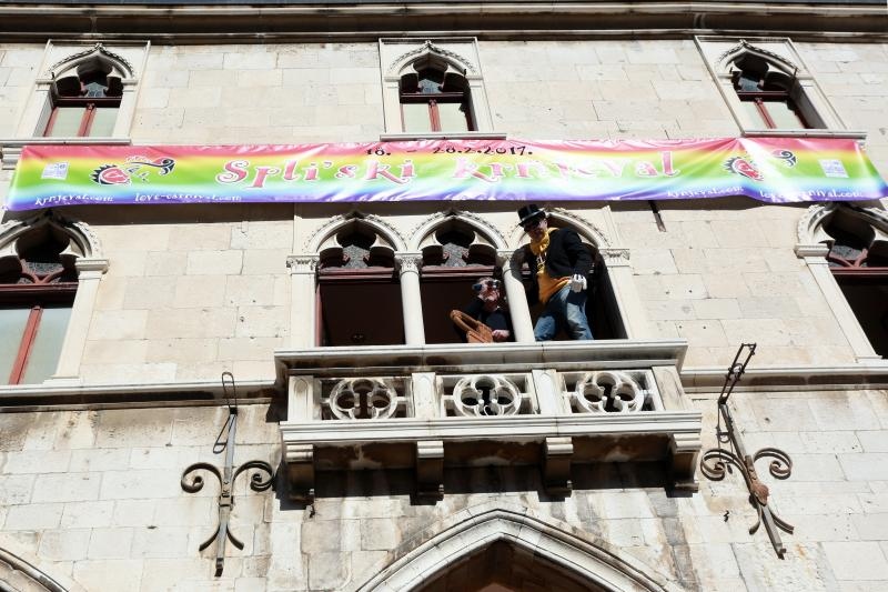 Splitski karneval: Vjenčanje Ave Karabatić i Ivana Pernara na splitskoj rivi