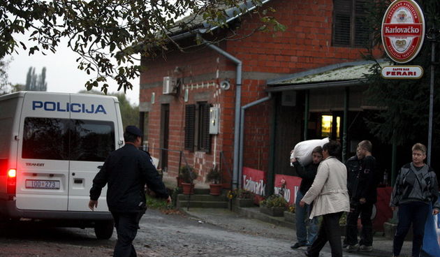 Ulica Vladimira Nazora 4. Kafic Ferrarri. Talacka kriza u kojoj je Drazen Podhraski polio benzinom sebe i svoju nevjencanu suprugu Dubravku Grdjan. Na slici: Kafic Ferrari. Policija vrsi ocevid nakon sto su Podhraskog odveli u bolnicu Rebr