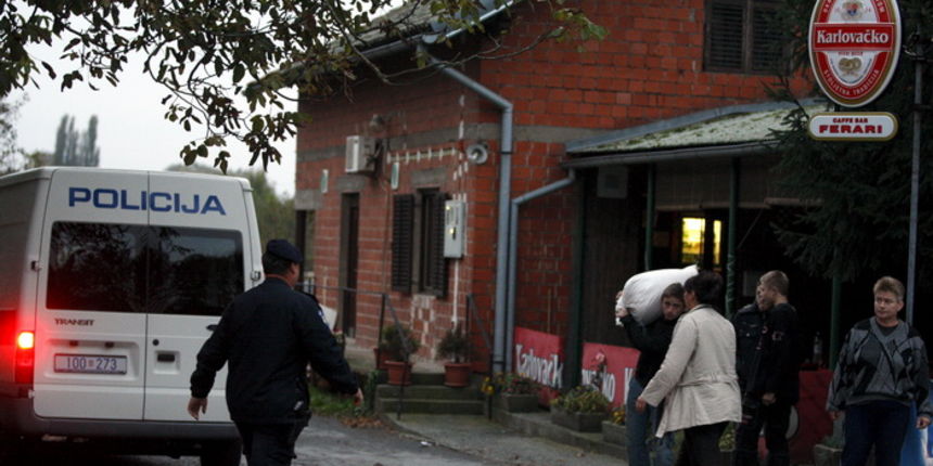 Ulica Vladimira Nazora 4. Kafic Ferrarri. Talacka kriza u kojoj je Drazen Podhraski polio benzinom sebe i svoju nevjencanu suprugu Dubravku Grdjan. Na slici: Kafic Ferrari. Policija vrsi ocevid nakon sto su Podhraskog odveli u bolnicu Rebr