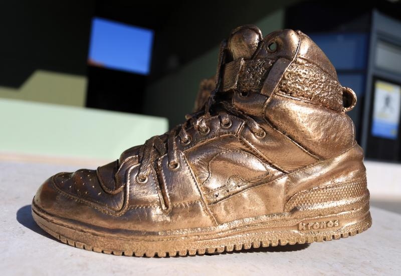 Brončane tenisice Dražena Petrovića postavljene na istoimeni šibenski trg, Foto: Duško Jaramaz/PIXSELL