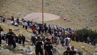 Kornat, 300811.
Obiljezavanje 4. obljetnice kornatske tragedije, u kojoj je, gaseci pozar na Kornatu 30. kolovoza 2007. godine, smrtno stradalo 12 vatrogasaca. Obitelji poginulih vatrogasaca, njihovi prijatelji te visoko izaslanstvo na otoku Kornat, u uv Kornat, 300811.
Obiljezavanje 4. obljetnice kornatske tragedije, u kojoj je, gaseci pozar na Kornatu 30. kolovoza 2007. godine, smrtno stradalo 12 vatrogasaca. Obitelji poginulih vatrogasaca, njihovi prijatelji te visoko izaslanstvo na otoku Kornat, u uv