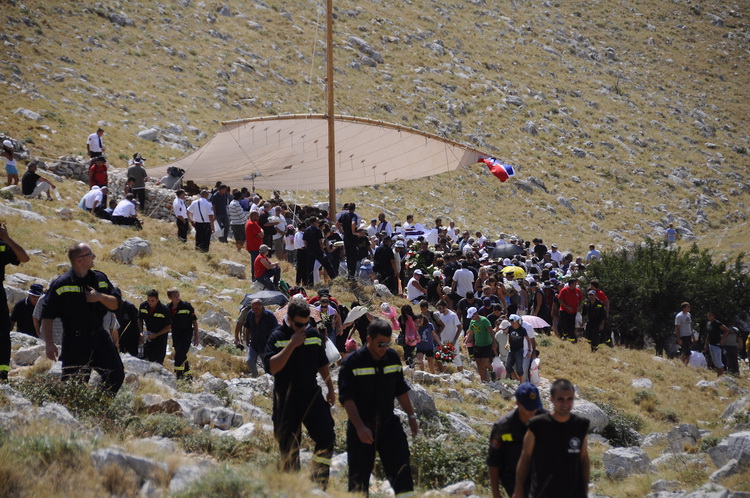Kornat, 300811.
Obiljezavanje 4. obljetnice kornatske tragedije, u kojoj je, gaseci pozar na Kornatu 30. kolovoza 2007. godine, smrtno stradalo 12 vatrogasaca. Obitelji poginulih vatrogasaca, njihovi prijatelji te visoko izaslanstvo na otoku Kornat, u uv Kornat, 300811.
Obiljezavanje 4. obljetnice kornatske tragedije, u kojoj je, gaseci pozar na Kornatu 30. kolovoza 2007. godine, smrtno stradalo 12 vatrogasaca. Obitelji poginulih vatrogasaca, njihovi prijatelji te visoko izaslanstvo na otoku Kornat, u uv