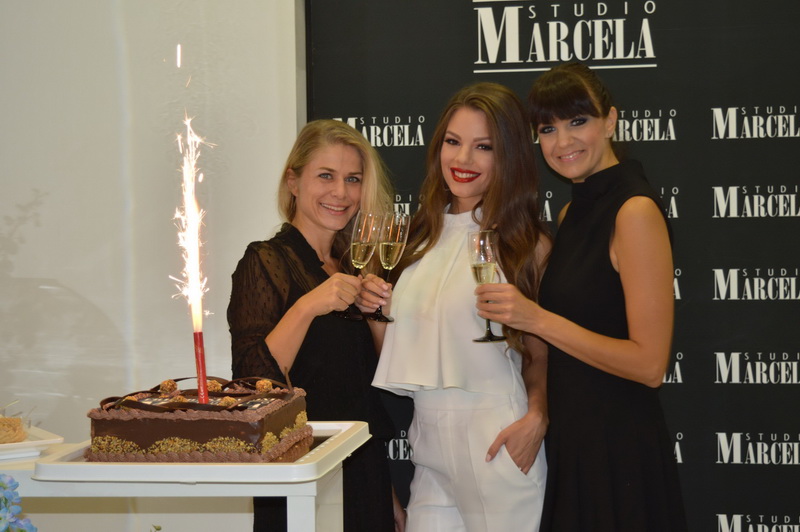 Da je čokolada omiljena svima već je dobro poznato no glumice Ecija Ojdanić, Sanja Vejnović, Ana Vilenica i Ana Begić posebno su uživale u slasticama na proslavi rođendana Studia Marcela međusobno prepričavajući dogodovštine sa seta. Da je čokolada omiljena svima već je dobro poznato no glumice Ecija Ojdanić, Sanja Vejnović, Ana Vilenica i Ana Begić posebno su uživale u slasticama na proslavi rođendana Studia Marcela međusobno prepričavajući dogodovštine sa seta.