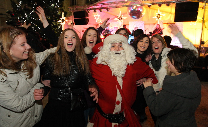 Zadar, 010111.
Mnogi su Zadrani Novu godinu docekali na gradskom trgovima uz nastupe lokalnih grupa.Kako varometa u sluzbenoj organizaciji nije bilo gradjani su se sami pobrinuli za novogodisnji ugodjaj.
Na slici : veselje na gradskim ulicama.
Foto : Vlad