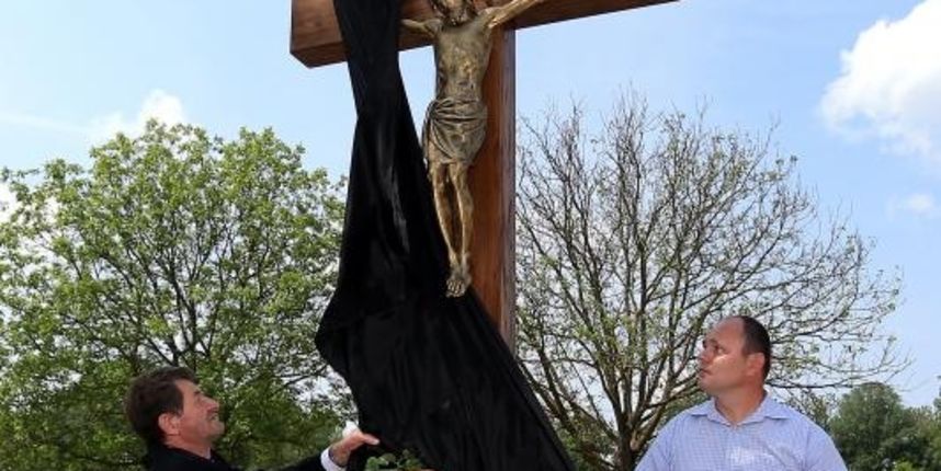 17.05.2015., Rajevo selo – Obiljezavanje godisnjice popustanja nasipa i velike poplave u istocnoj Slavoniji, tako da je postavljen kriz nedaleko mjesta gdje je Sava probila nasip. Photo: Davor Javorovic/PIXSELL 17.05.2015., Rajevo selo – Obiljezavanje godisnjice popustanja nasipa i velike poplave u istocnoj Slavoniji, tako da je postavljen kriz nedaleko mjesta gdje je Sava probila nasip. Photo: Davor Javorovic/PIXSELL