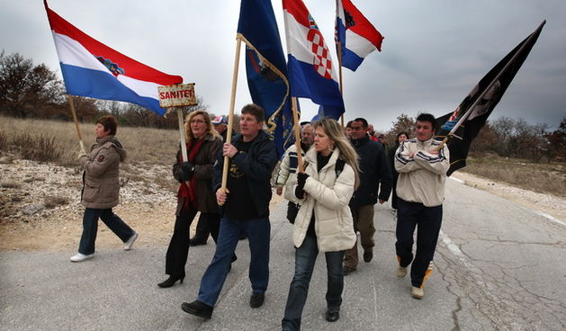 Zadar, 170110. Udruga “Zene u Domovinckom ratu” iz Zadra obiljezila je godisnjicu oslobodilacke akcije Maslinica hodnjom od Zelenog Hrasta do crkve sv .Martina u Pridrazi. Na toj relaciji posjetili su sva obiljezja poginulim hrvatskim braniteljima i civil