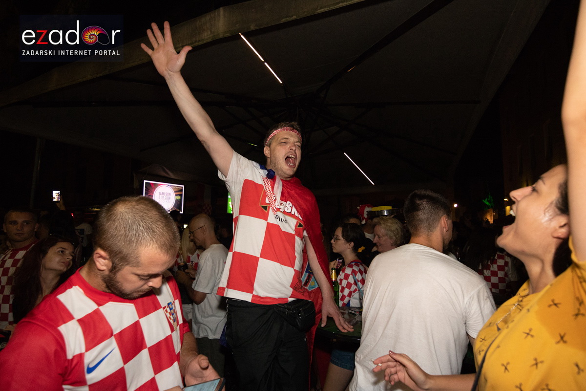 Čudesna noć: Velika fešta ulicama Zadra nakon plasmana Vatrenih u finale SP Čudesna noć: Velika fešta ulicama Zadra nakon plasmana Vatrenih u finale SP