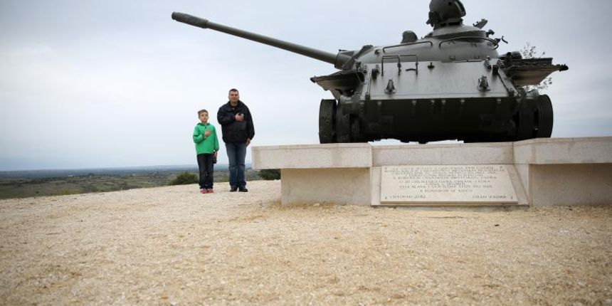 Dracevac, Zadar – Polaganjem vijenaca te prijemom branitelja na Dracevcu obiljezena je obljetnica 22 godine otkako je Zadar obranjen pred cetnickim agresorima. Photo: Filip Brala/PIXSELL Autor Filip Brala/PIXSELL KLJUČNE RIJEČI polaganje vijenaca, Drace Dracevac, Zadar – Polaganjem vijenaca te prijemom branitelja na Dracevcu obiljezena je obljetnica 22 godine otkako je Zadar obranjen pred cetnickim agresorima. Photo: Filip Brala/PIXSELL Autor Filip Brala/PIXSELL KLJUČNE RIJEČI polaganje vijenaca, Drace