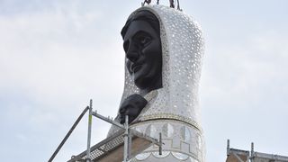 Dizalicom postavljena glava na postolje spomenika Gospi od Loreta Dizalicom postavljena glava na postolje spomenika Gospi od Loreta