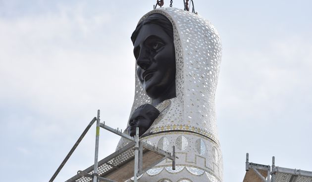 Dizalicom postavljena glava na postolje spomenika Gospi od Loreta