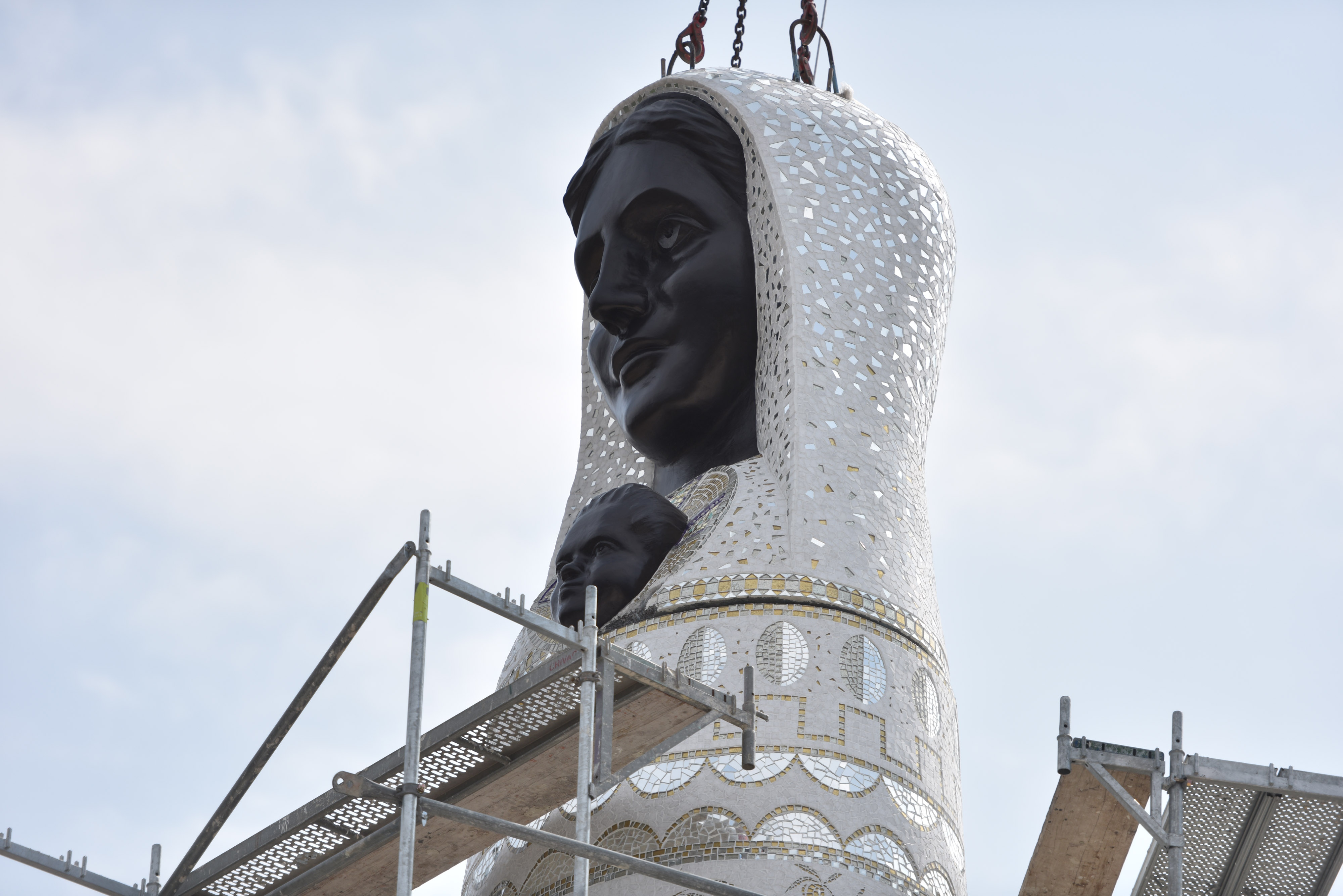 Dizalicom postavljena glava na postolje spomenika Gospi od Loreta Dizalicom postavljena glava na postolje spomenika Gospi od Loreta