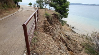 Zadar, 020912.
Nakon jucerasnjeg kisnog dana i danas se zbrajaju stete. Na arbanaskom setalistu Karma doslo je i do nekoliko odrona, a na jednom djelu ugrozena je setnica i sigurnost setaca.
Na fotografiji: prizor na mjestu odrona.
Foto: Jure Miskovic / C Zadar, 020912.
Nakon jucerasnjeg kisnog dana i danas se zbrajaju stete. Na arbanaskom setalistu Karma doslo je i do nekoliko odrona, a na jednom djelu ugrozena je setnica i sigurnost setaca.
Na fotografiji: prizor na mjestu odrona.
Foto: Jure Miskovic / C