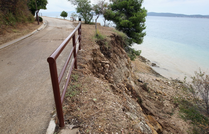 Zadar, 020912.
Nakon jucerasnjeg kisnog dana i danas se zbrajaju stete. Na arbanaskom setalistu Karma doslo je i do nekoliko odrona, a na jednom djelu ugrozena je setnica i sigurnost setaca.
Na fotografiji: prizor na mjestu odrona.
Foto: Jure Miskovic / C Zadar, 020912.
Nakon jucerasnjeg kisnog dana i danas se zbrajaju stete. Na arbanaskom setalistu Karma doslo je i do nekoliko odrona, a na jednom djelu ugrozena je setnica i sigurnost setaca.
Na fotografiji: prizor na mjestu odrona.
Foto: Jure Miskovic / C