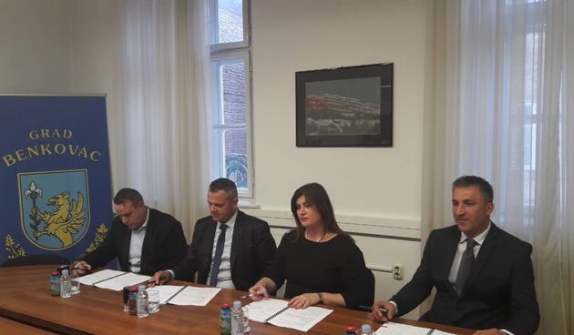 Ministrica regionalnoga razvoja i fondova Europske unije Gabrijela Žalac, u Benkovcu je danas svečano potpisala pet ugovora o dodjeli bespovratnih EU sredstava za projekte ukupne vrijednosti skoro 5 milijuna kuna.
