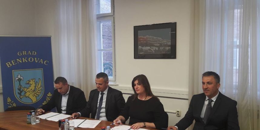 Ministrica regionalnoga razvoja i fondova Europske unije Gabrijela Žalac, u Benkovcu je danas svečano potpisala pet ugovora o dodjeli bespovratnih EU sredstava za projekte ukupne vrijednosti skoro 5 milijuna kuna.