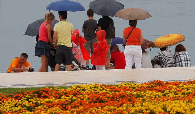 Zadar, 300611.
Lagana kisa koja pada u Zadru nije smetala turiste u razgledavanju Morskih orgulja na rivi.
Foto: Vladimir Ivanov / CROPIX