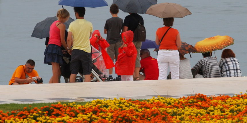 Zadar, 300611.
Lagana kisa koja pada u Zadru nije smetala turiste u razgledavanju Morskih orgulja na rivi.
Foto: Vladimir Ivanov / CROPIX