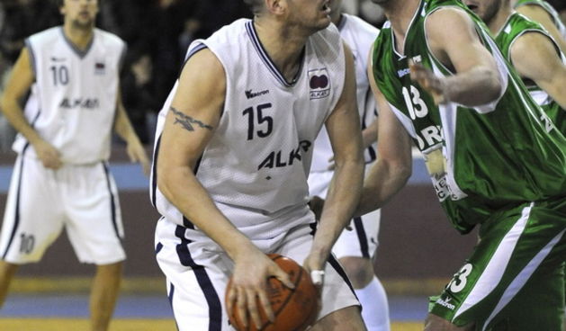 Sinj, 120309.
Sinjska skolsko – sportska dvorana. 
Utakmica kosarkaske 1A lige izmedju domacina Alkara i Borika. 
Na slici: (bijeli br 15) igrac Alkara Josko Curkovic i igrac Borika (zeleni br 13) Marino Sarlija.
Foto: Josko Supic / CROPIX