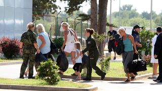 Dan poslije nesrece ceskih turista, Ozlijedjeni Cesi dovezeni su kombijma hitne pomoci iz gospicke bolnice te su ukrcani u avion. Foto: Jure Miskovic / CROPIX Dan poslije nesrece ceskih turista, Ozlijedjeni Cesi dovezeni su kombijma hitne pomoci iz gospicke bolnice te su ukrcani u avion. Foto: Jure Miskovic / CROPIX