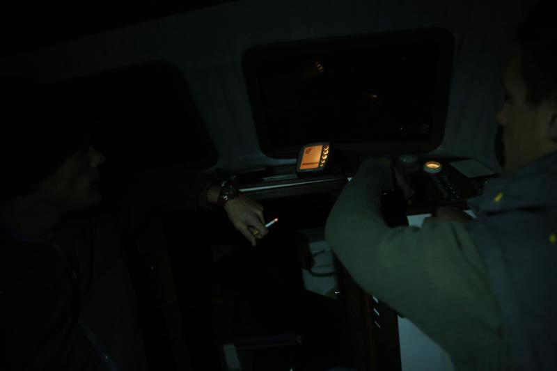 22.12.2013., Zadar – Neobicno toplo vrijeme za prve dane zime dodatni je poticaj za otisnuti se na more i uloviti koju lignju za Badnju vecer. Iako zbog oseke gotovo da nisu mogli isploviti, dva Privlacanca na nedjeljno poslijepodne udaljila su se od ob