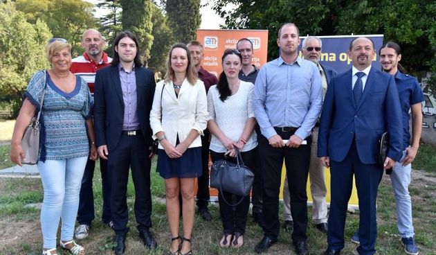 U Maraska parku predstavljena je lista kandidata za IX. izbornu jedinicu koalicije Jedina opcija, koju cine Zivi zid, Promijenimo Hrvatsku, Udruga Franak i Akcija Mladih. Ivan Vilibor Sincic, Ivan Lovrinovic. Photo: Dino Stanin/PIXSELL