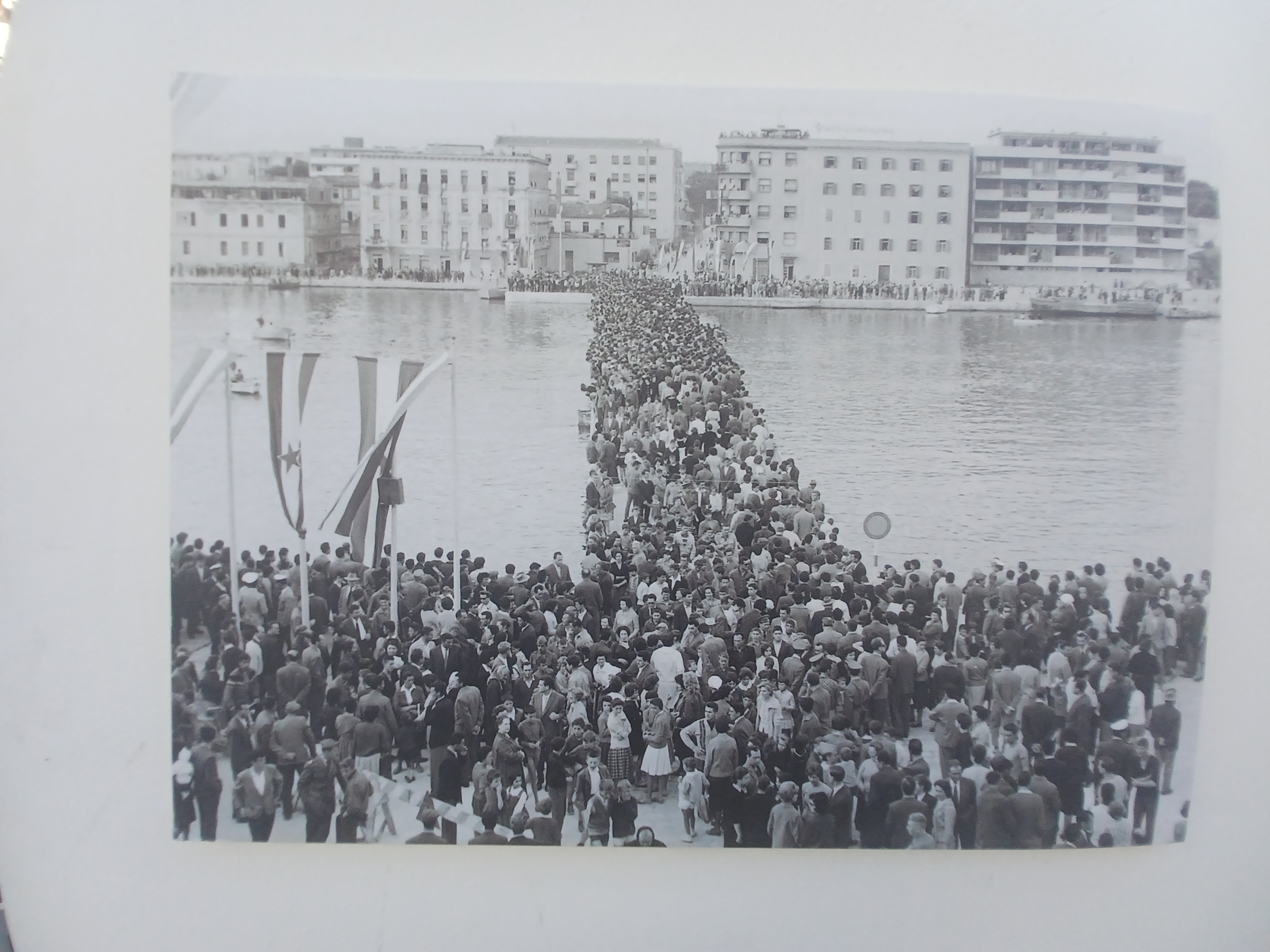 Izložba fotografija posvećenih zadarskom mostu u atriju palače Cedulin