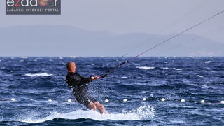 Guštanje surfera u jakom jugu Guštanje surfera u jakom jugu