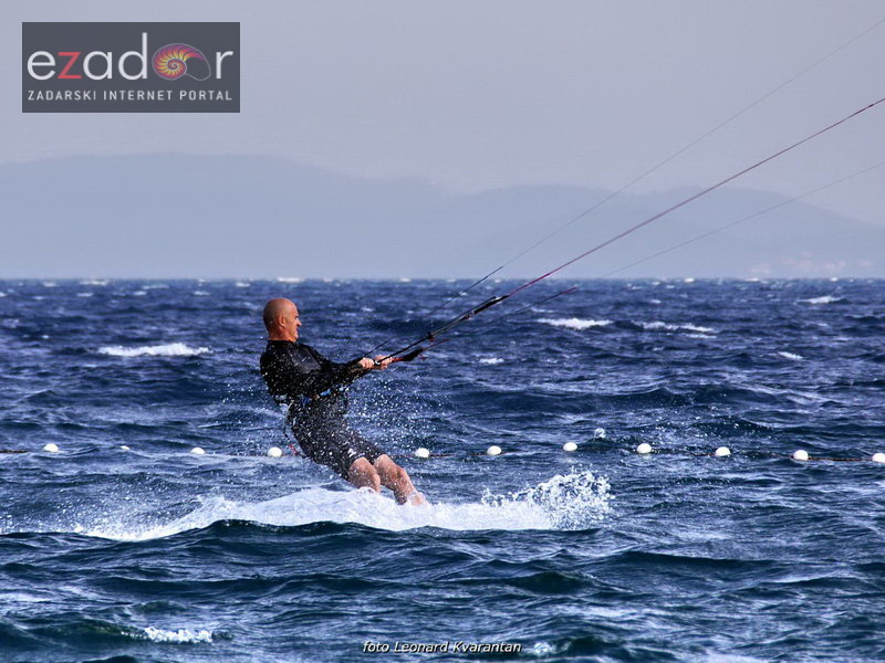Guštanje surfera u jakom jugu Guštanje surfera u jakom jugu