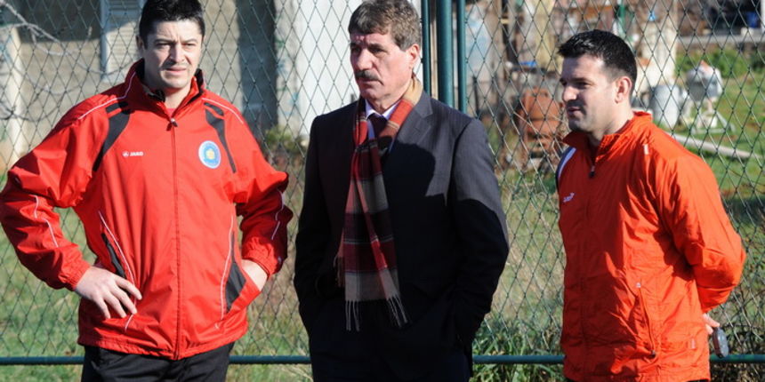 Zadar, 120111.
Danas su se na nogometnom stadionu Stanovi prije pocetka drugog djela Hrvatske nogometne lige okupili nogometasi Zadra i odradili prvi trening. Igracima su se obratili trener Zadra Dalibor Zebic, vanjski suradnik Reno Sinovcic i sportski di Zadar, 120111.
Danas su se na nogometnom stadionu Stanovi prije pocetka drugog djela Hrvatske nogometne lige okupili nogometasi Zadra i odradili prvi trening. Igracima su se obratili trener Zadra Dalibor Zebic, vanjski suradnik Reno Sinovcic i sportski di