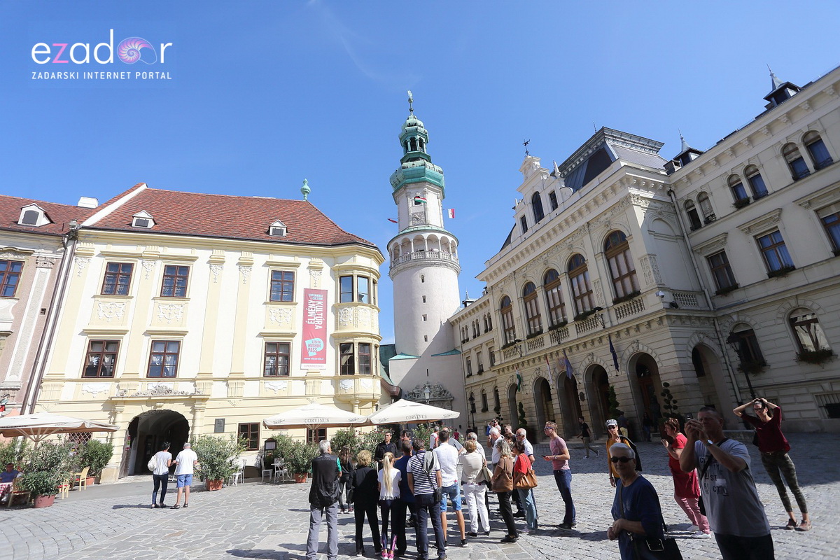 Bibinjci gradišćanskim Hrvatima darovali 1.82 metara visok kip sv. Roka Bibinjci gradišćanskim Hrvatima darovali 1.82 metara visok kip sv. Roka